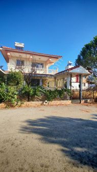 Dikili Güven Emlak'tan Denize Sıfır Müstakil Villa