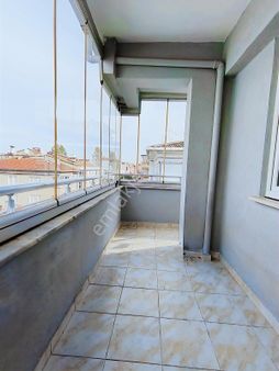 Karşıyaka Mahallesin'de Geniş Caddeye Yakın Satılık 3+1 Daire