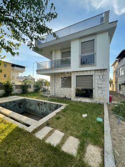Urlada Havuzlu Müstakil 5+1 Satılık Villa