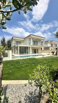Sahile İlk Sitede Özel Havuzlu, Bahçeli, Otoparklı Müstakil Villa!