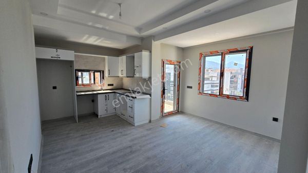 Kuşadası’nda Havuzlu, Deniz Manzaralı, Çift Balkonlu Sıfır 2+1