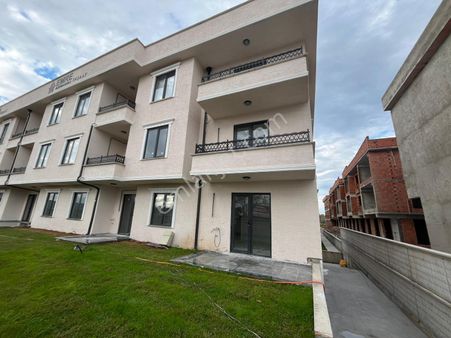 Bahçe Kullanımlı Havuzlu Sitede Mutfak Ayrı 2+1