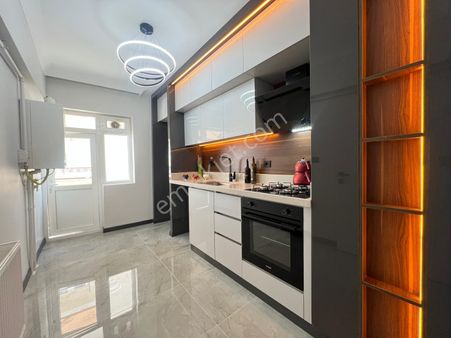 Engin Emlak'tan Full Yapılı Cadde Üzerin'de Ara Kat 3+1 Daire