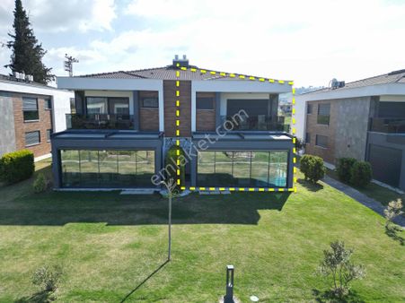 Kuşadası Alaçatı Evlerinde Yaz Kış Kullanıma Uygun Bakımlı Villa