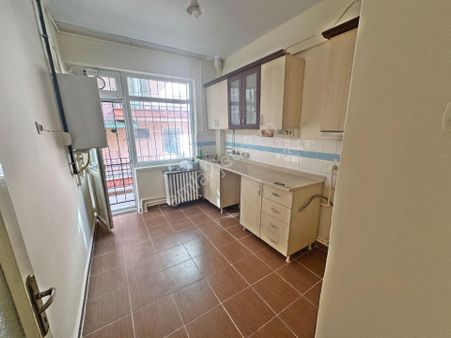 Fakülteler Mahallesinde Metroya Yakını Ön Cephede Çift Balkonlu 3+1 Kiralık Daire