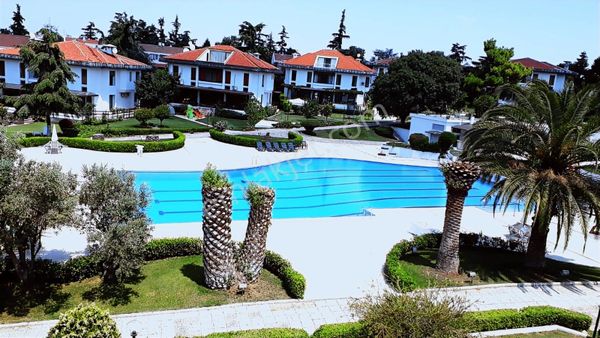 Güzel Lokasyonda Denize Sıfır Geniş Bahçeli 5+2 Muhteşem Villa