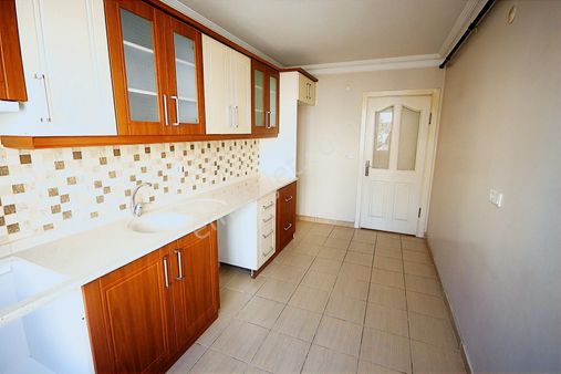 Gri'den Yayla Merkez'de Kat Mülkiyetli 3 Oda Salon Araç Takaslı