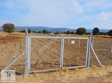 1.263 M2 Tarla Vasıflı Köy Merkezine 300 M Uzaklıkta Yolu Var