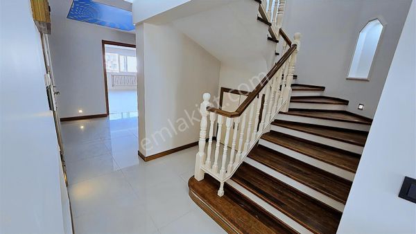 Karşıyaka, Bostanlı' Da Full Yapılı 5+1 Satılık Dubleks Daire
