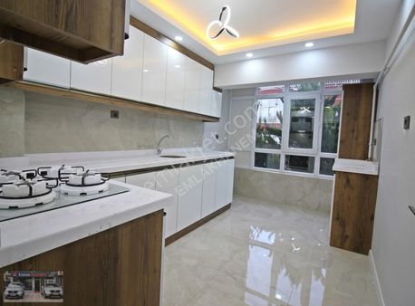 30 Ağustos'ta Ful Yapılı 3+1 Köşe Başı Ön Cephe Ara Kat Daire