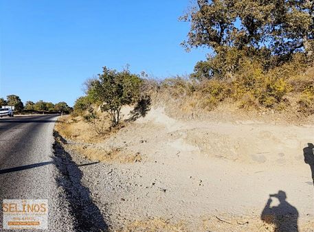 Dereköy Mahallesinde 18.000 M2 Asfalt Kenarında Zeytinli Tarla