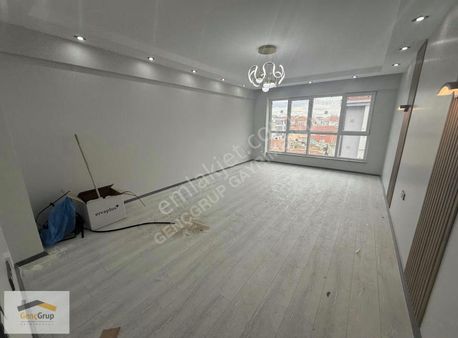 *genç Grup* Esenli Cad Yakını E.banyolu,özel Garaj'lı Şık 3+1..