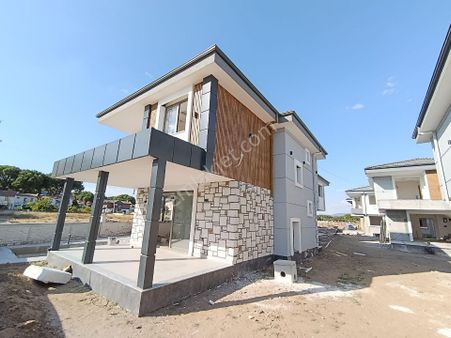 Taş Emlak'tan Havuzlu Plaja Yakın Sıfır Villa