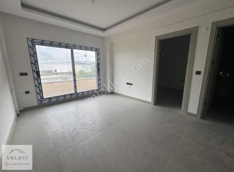 Urla Merkezde Geniş Bahçe Kullanımlı 1+1 Satılık Daire
