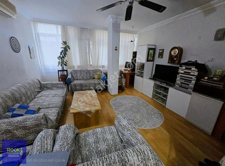 Karşıyaka Çarşı Merkezi Konumda Satılık 2+1 Klasik Daire