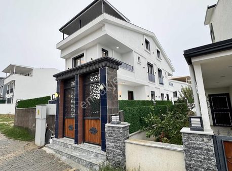 Bu Fiyat Kaçmaz Uygun Fiyata Satılık 2 Adet Havuzlu Villa