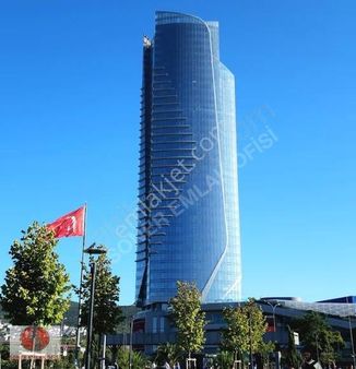 Kartal Kule Altında Mükemmel Konumda Dükkan