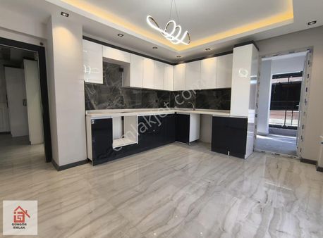 Güngör Emlak'dan Feridunçelik'de Migros Yakını Satılık 3+1 Daire