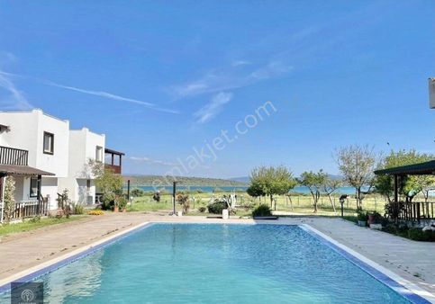 Kıyıkışlacık'ta Denize Sıfır Plajlı 2+1 Daire