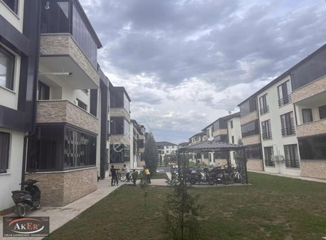 Havuzlu/çocuk Parklı Sitede Üçüncü Kat 1+1 Satılık Daire