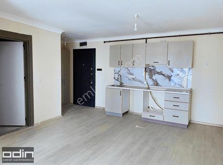 Odin'den Kadıköy'de Ana Cadde Geniş Ferah Asansörlü 1+1 Daire