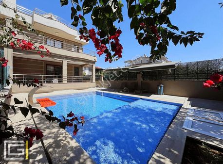 Fethibey Parkına Yakın Otoparklı Havuzlu 5+1 Kiralık Villa