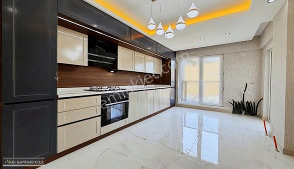 Vadi'den Karakayada Sıfır Lüks Yapı Katta Teras Balkonlu 3+1