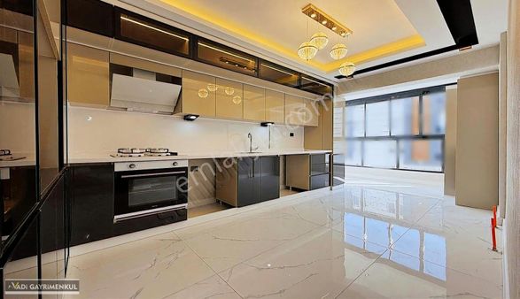 Vadi'den Karakayada Cadde Yakını Sıfır Lüks Yapı E.banyolu 3+1