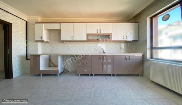 Vadi'den Cadde Üzeri - Masrafsız- E.banyolu - Ara Kat - 3+1 !