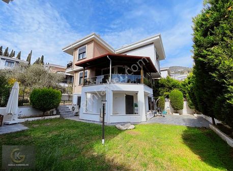 Güçlü Kardeşler Altınoluk Merkezde 300m2 Arsa İçerisinde Villa