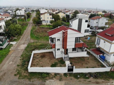 Marmaraereğlisi Yeniçiftlikde Geniş Bahçeli Köşebaşı Satılık 3+1 Villa Yazlık