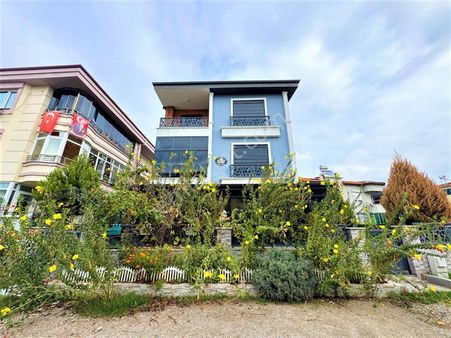 Alfa Gayrimenkul'den Akçay'da 200m2 60 M2 Bahçeli 4+1 Müstakil Villa