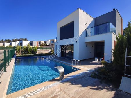 Kuşadası Eşin Royal Konaklarında 4+1 Özel Havuzlu Müstakil