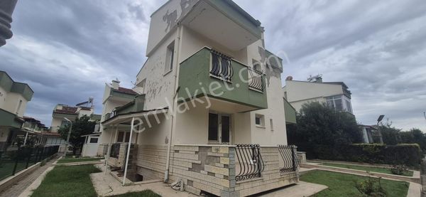 İzmir Selçuk'ta Pamucak Sahiline Yürüme Mesafesınde Pamucak Port Sitesinde Müstakil Villa