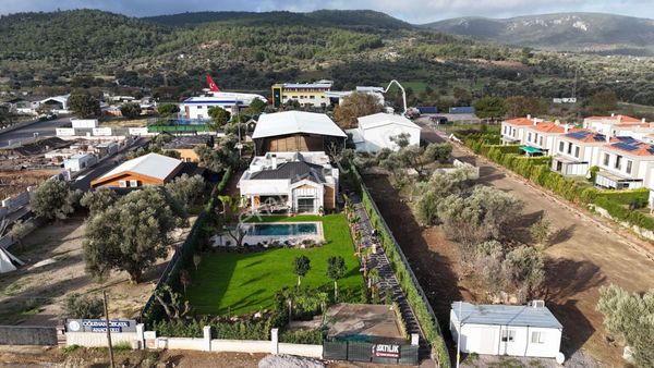 Harika Lokasyon 1558 M2 Bahçe Alanı Tek Katlı Müstakil Villa