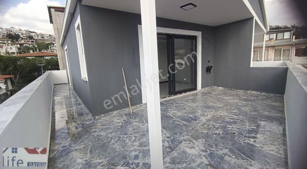 Lüks Yapılı Manzaralı Ve Geniş Teraslı Satılık Tripleks Daire