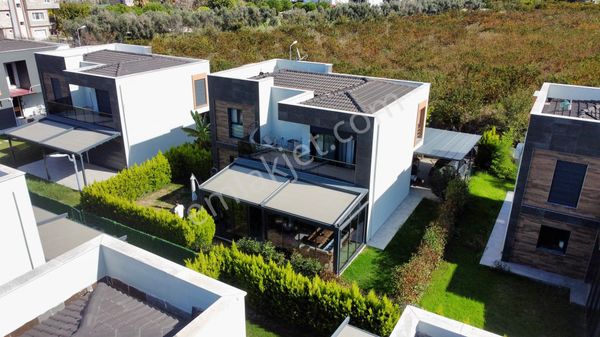 Kuşadası Nazilli Pazarı Bölgesi, Müstakil, Havuzlu, Denize 900 M Satılık Villa