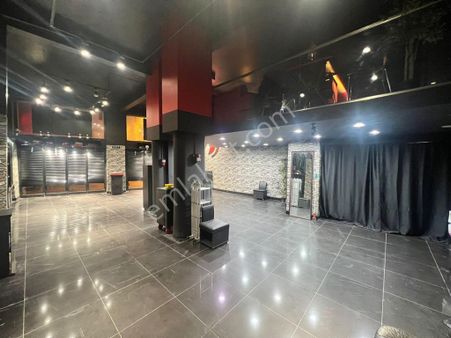 Acıbadem Caddesinde Araç Girişli Yüksek Tavanlı Geniş Cepheli