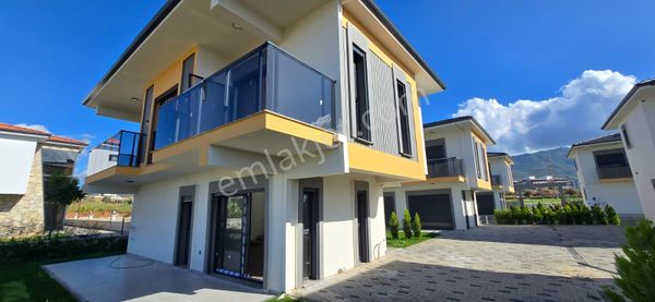 Kuşadası Davutlarda Sıfır Tek Müstakil Havuzlu Sitede 3+1