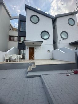 Gönyeli Girişi Satılık Türkkoçanlı Tadilatlı Full Eşyalı 350 M2 Bahçeli 7+ 4 Villa £260.000