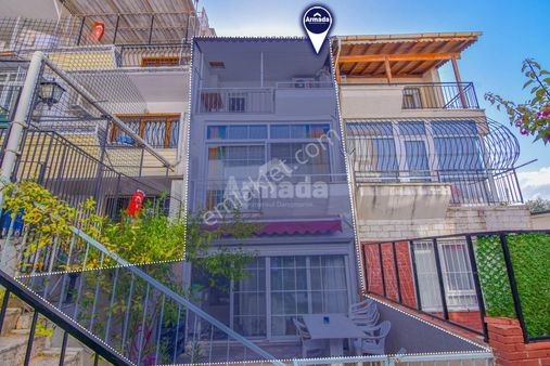 Kuşadası Şehir Merkezi'nde Satılık 3+2 Villa