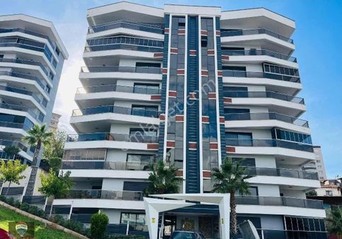 Narlıdere’de Deniz Manzaralı, Havuzlu, Özel Yapım Detaylarla Donatılmış 3+1 Satılık Daire
