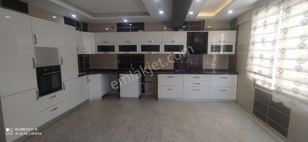 Eryavuz Dan Atakette Emsalsiz Mutfak,3+1 Odalı,194 Metre,2 Balkonlu,arakat,ful,bakımlı,temiz...