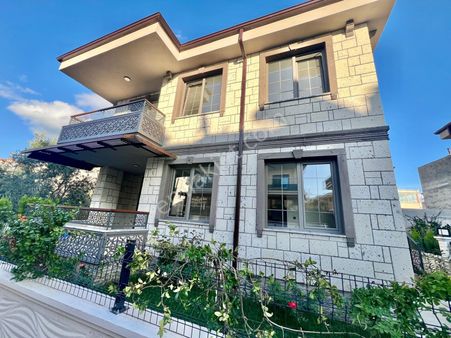 Akçay Aras Emlaktan Narlıda Denize 150 Metre Müstakil Villa