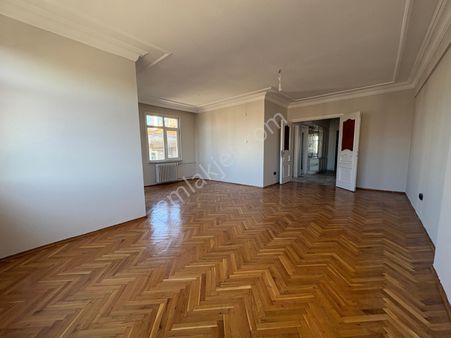 Suadiye Minibüs Cad. Üstü Asansörlü Otoparklı 3+1 125 M² Net