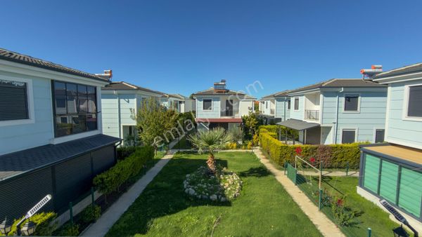 No:10 Gayrimenkul'den–altınova’da Denize Girilebilir Bölgede, Dört Mevsim Yaşama Uygun Fırsat Villa!