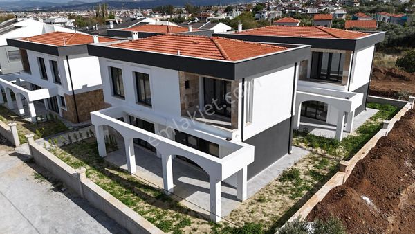 Güzelçamlı Bölgesinde Müstakil Geniş Bahçeli Sıfır 3+1 Villa