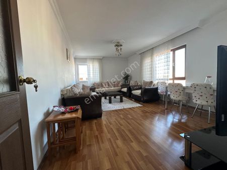 Keçiören Hisar Mah'de Köşebaşı Caddeye Cepheli Geniş Daire.