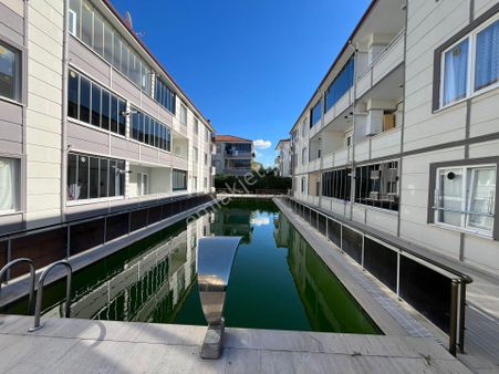 Karasu Havuzlu Sitede Giriş Kat 2+1 Satılık Daire