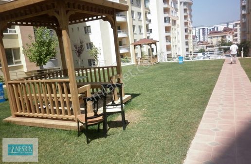 Nesrin Emlak'tan Havuzlu Sitede Ara Kat Daire